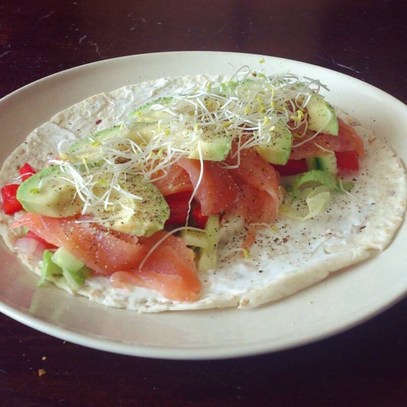 Snelle en gezonde wraps met zalm of tonijn en avocado