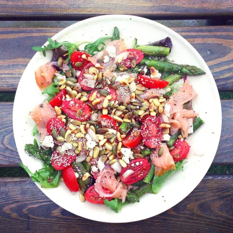 gezonde aspergesalade met gerookte zalm