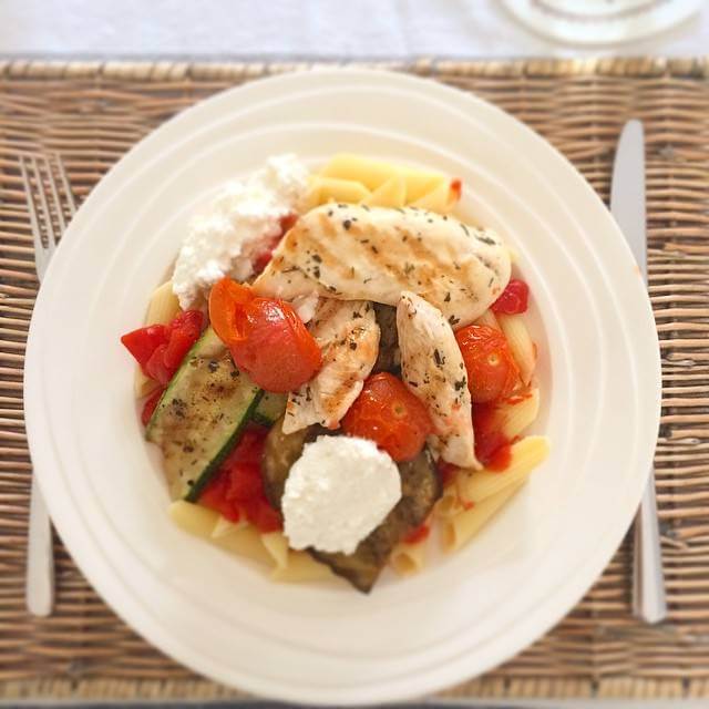 Pasta met gegrilde groenten en kipfilet