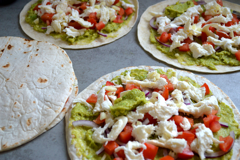 vegetarische-quesadillas-met-avocado-tomaat-en-mozzarella