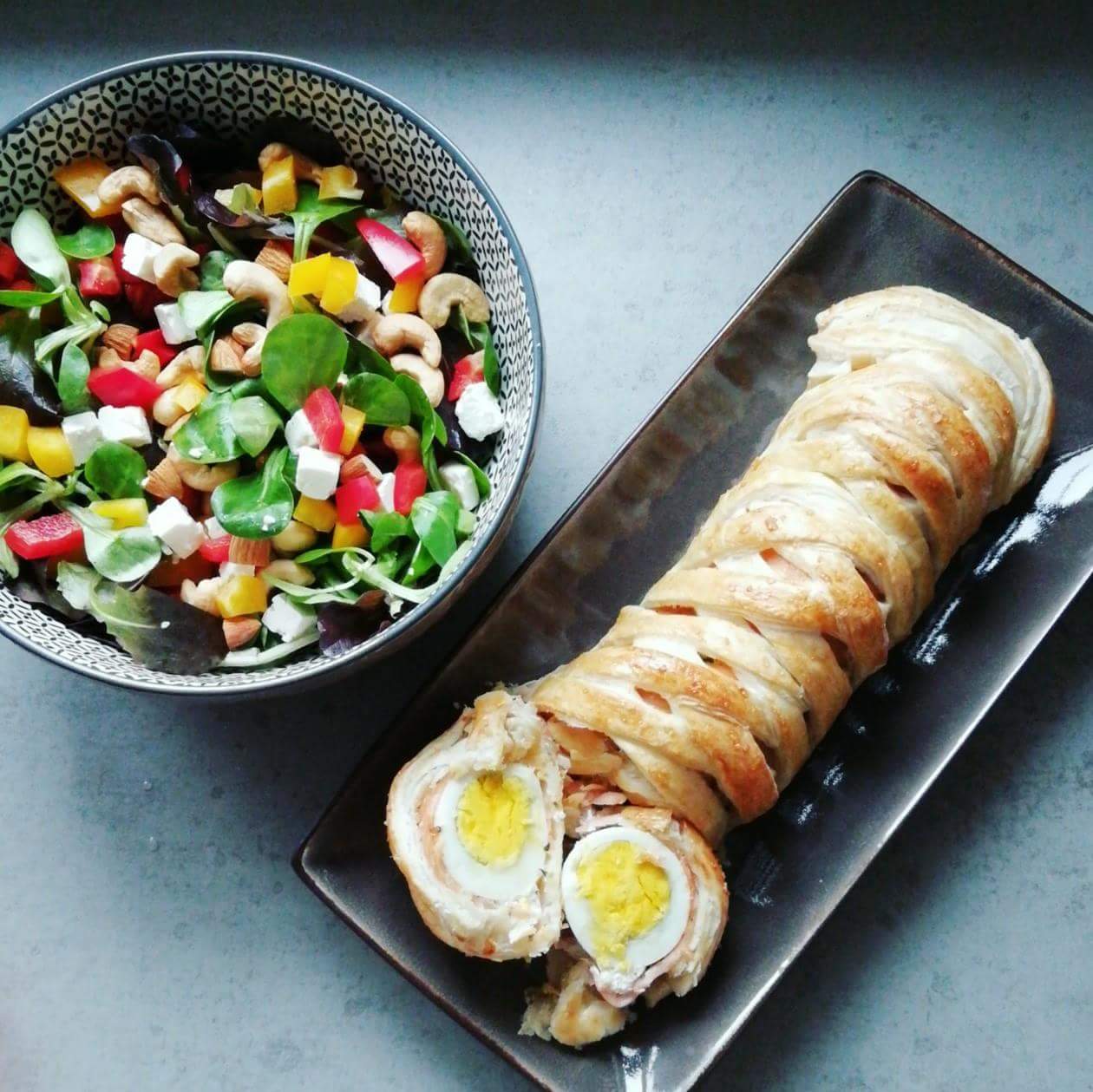 Gevlochten paasbrood met gerookte zalm