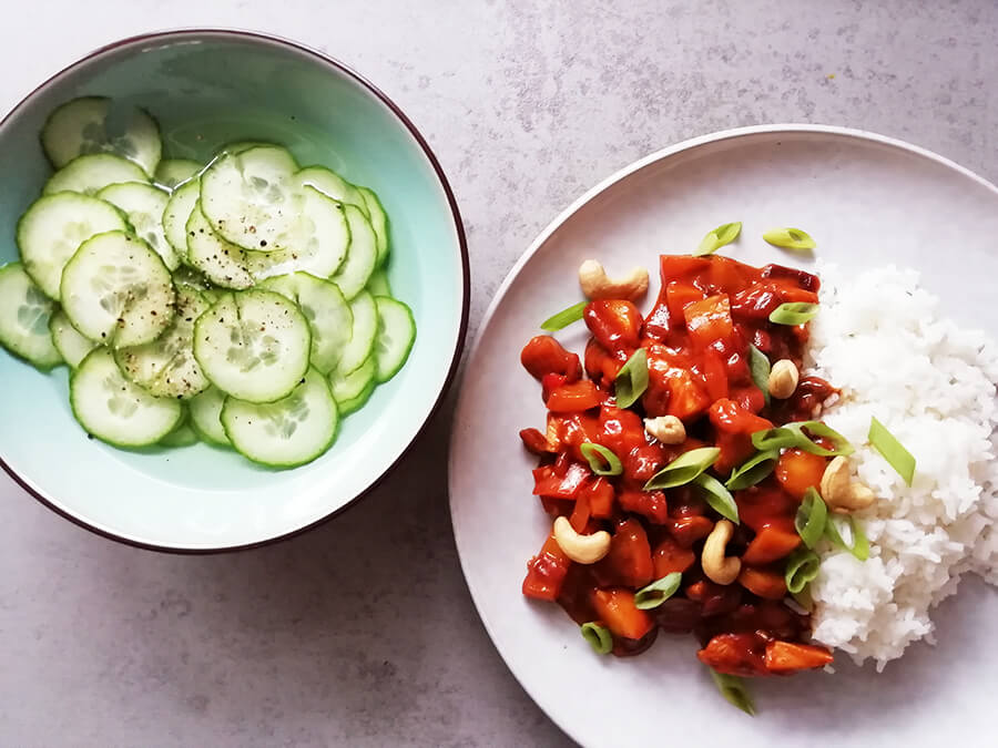 Kip pilav met zoetzure komkommersalade
