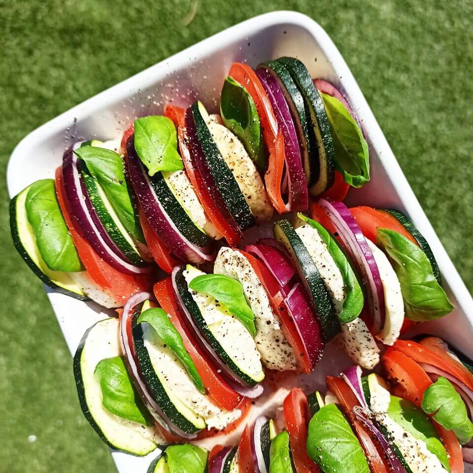 koolhydraatarme ovenschotel met tomaat mozzarella en courgette buufenbuuf recept