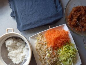 Recept_voor_krokante_Vietnamese_Loempia_met_kip groenten snijden buufenbuuf