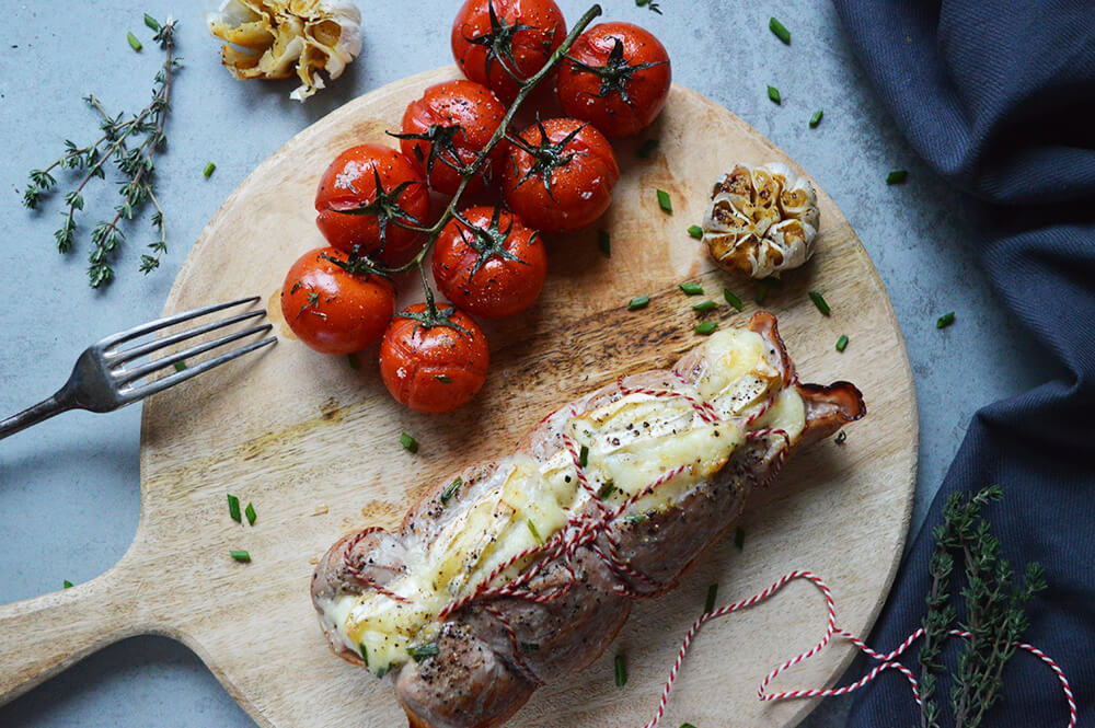 Ongemak album Gepland Gevulde varkenshaas met spek, brie, gepofte knoflook en tomaatjes uit de  oven - Buuf & Buuf Foodies