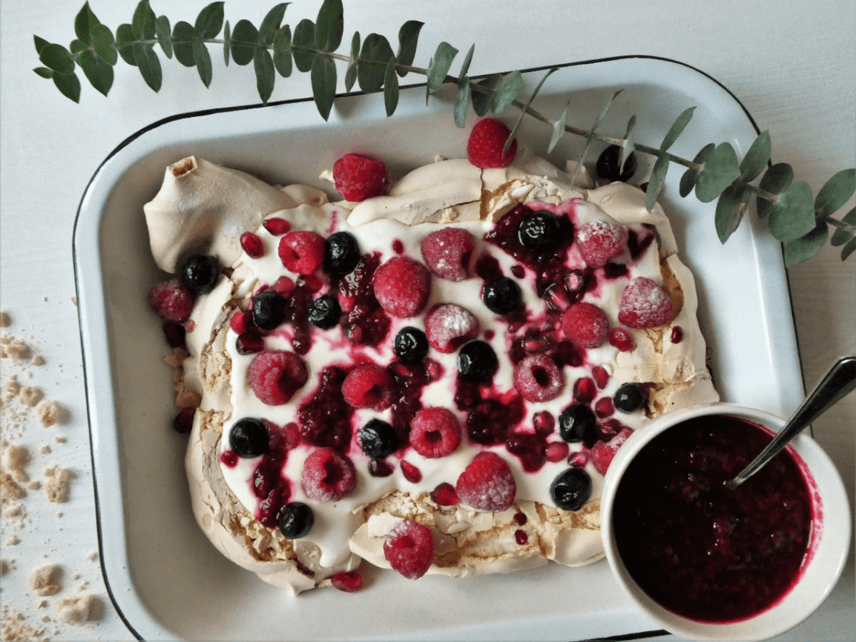 recept smashed-pavlova met limoncello yoghurt en rode vruchten buufenbuuf